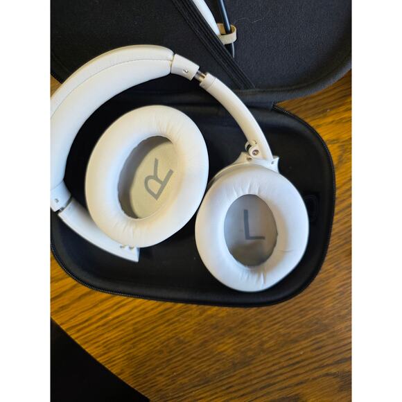 Bose Quiet Comfort 45 Headphones - Picture 3 of 5